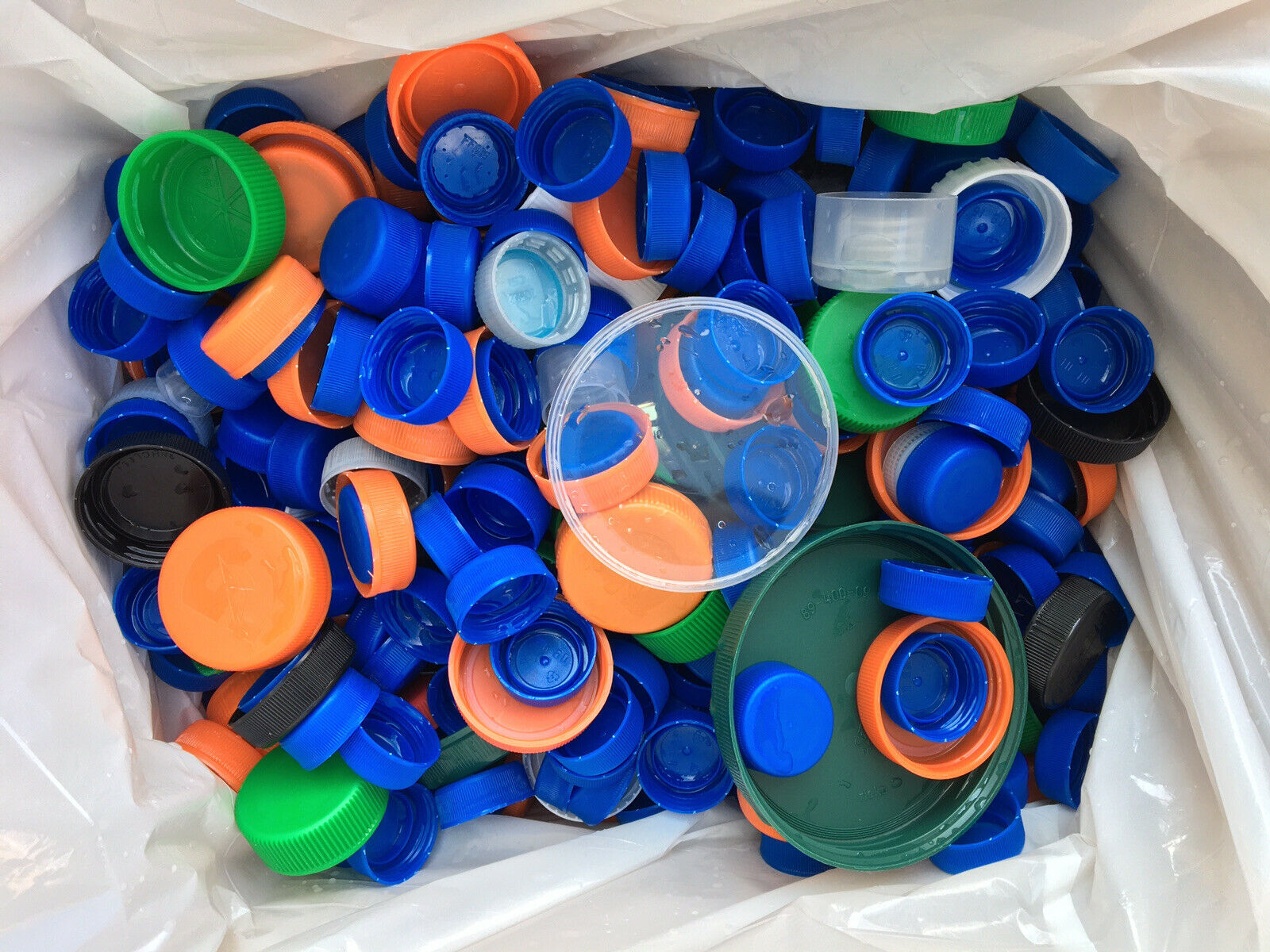 600 Clean Plastic Bottle Caps - Assorted Colors & Sizes - For Crafts